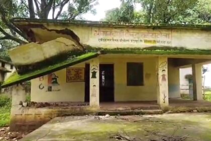 Chhattisgarh : भारी बारिश से धराशाई हुआ एमसीबी का आंगनबाड़ी केंद्र