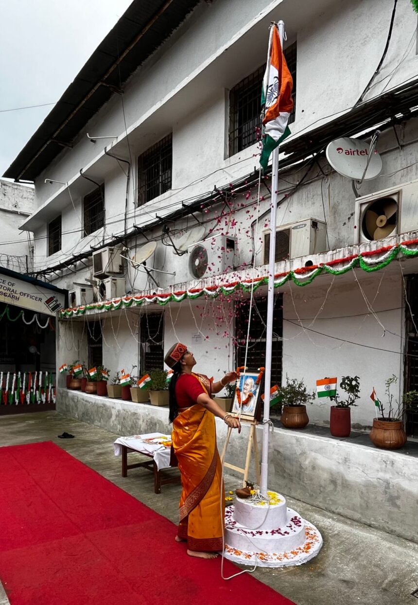 रायपुर । रीना बाबा साहेब कंगाले मुख्य निर्वाचन पदाधिकारी,छत्तीसगढ़ ने आज स्वतंत्रता दिवस के अवसर पर मुख्य निर्वाचन पदाधिकारी परिसर पर ध्वजारोहण किया एवं समस्त प्रदेश एवं देशवासियों को शुभकामनाएँ दी।इस अवसर पर मुख्य निर्वाचन पदाधिकारी कार्यालय के सभी अधिकारी, कर्मचारी उपस्थित रहे। राज्यपाल रमेन डेका ने 78वें स्वतंत्रता दिवस के अवसर पर प्रदेश सहित समस्त देशवासियों को शुभकामनाएं दी। साथ ही राज्यपाल ने इस अवसर पर स्वतंत्रता संग्राम में बलिदान हुए वीरों का स्मरण कर उन्हें नमन किया। अपने संदेश में राज्यपाल ने कहा कि महात्मा गांधी, नेताजी सुभाष चन्द्र बोस सहित असंख्य सेनानियों ने अपने-अपने तरीकों से भारत को ब्रिटिश शासन से मुक्ति दिलाने में महत्वपूर्ण भूमिका निभाई। हमें उन सेनानियों के बलिदान को नहीं भूलना चाहिए। साथ ही उन्होंने कहा कि आजादी को कायम रखने के लिए हमारी सेना के वीर जवानों और पुलिसकर्मियों ने भी अपनी शहादत दी है, उनका योगदान कभी भुलाया नहीं जा सकता। राज्यपाल ने युवा पीढ़ी से भारत की एकता एवं अखण्डता को सुदृढ़ करने में सक्रिय भूमिका निभाने का आह्वान किया। =