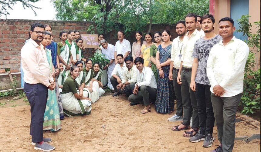 RAIPUR : एक पेड़ माँ के नाम: डूमरतराई के विकास शिक्षा महाविद्यालय में छात्रों व अध्यापकों ने किया वृक्षारोपण