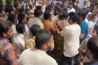 Raipur : छत्तीसगढ़ कॉलेज में बवाल; आपस में भिड़े ABVP और NSUI कार्यकर्ता, बीच बचाव करने गए पुलिसकर्मियों को भी पड़े लात-घूसे- VIDEO