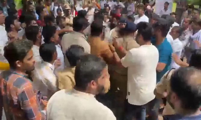 Raipur : छत्तीसगढ़ कॉलेज में बवाल; आपस में भिड़े ABVP और NSUI कार्यकर्ता, बीच बचाव करने गए पुलिसकर्मियों को भी पड़े लात-घूसे- VIDEO