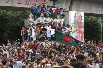 Bangladesh violence : बांग्लादेश में नहीं थम रहा बवाल, प्रदर्शनकारियों ने SC कोर्ट को बनाया निशाना, इस्तीफा देने को मजबूर हुए मुख्य न्यायाधीश