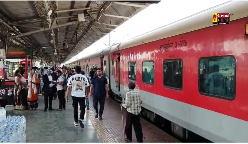 Train Cancelled: यात्रियों की बढ़ी परेशानी, त्योहारी सीजन के बीच बड़ी संख्या में ट्रेने कैंसिल