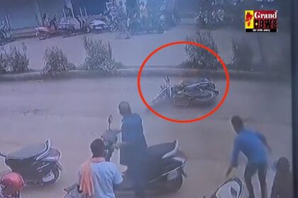 CG Accident News: हादसों का गढ़ बना भानुप्रतापुर, गाड़ी से गिरे पिता और बेटी, देखे वीडियो