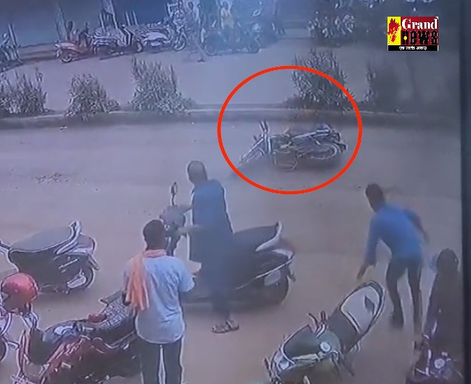 CG Accident News: हादसों का गढ़ बना भानुप्रतापुर, गाड़ी से गिरे पिता और बेटी, देखे वीडियो