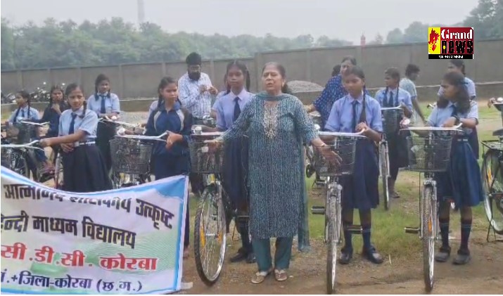 Cycle Distribution: सरस्वति सायकल योजना के तहत 70 छात्राओं को दी गई सायकलें, बच्चों में दिखा उत्साह