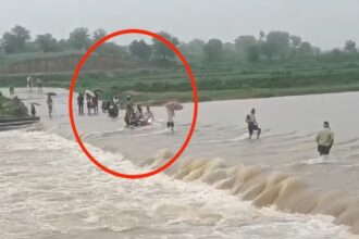 Video: जान हथेली पर रखकर नदी पर डूबे रपटे को पार कर रहे ग्रामीण, देखें