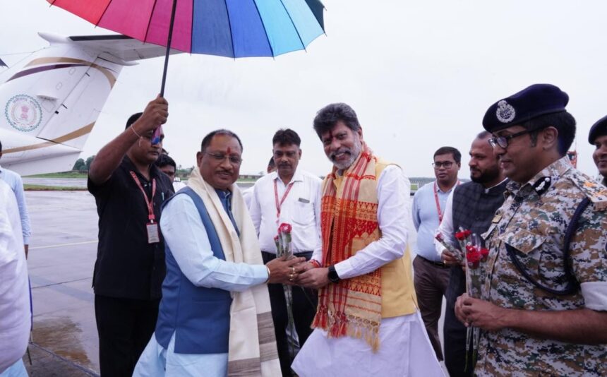 CG NEWS : एक दिवसीय प्रवास पर बस्तर पहुंचे मुख्यमंत्री विष्णुदेव साय, जनप्रतिनिधियों और अधिकारियों ने एयरपोर्ट में किया आत्मीय स्वागत