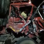Rajnandgaon Accident : बस और ट्रक में जोरदार भिड़ंत, ट्रक में फंसे ड्राइवर की पुलिस जवानों ने बचाई जान
