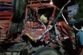 Rajnandgaon Accident : बस और ट्रक में जोरदार भिड़ंत, ट्रक में फंसे ड्राइवर की पुलिस जवानों ने बचाई जान