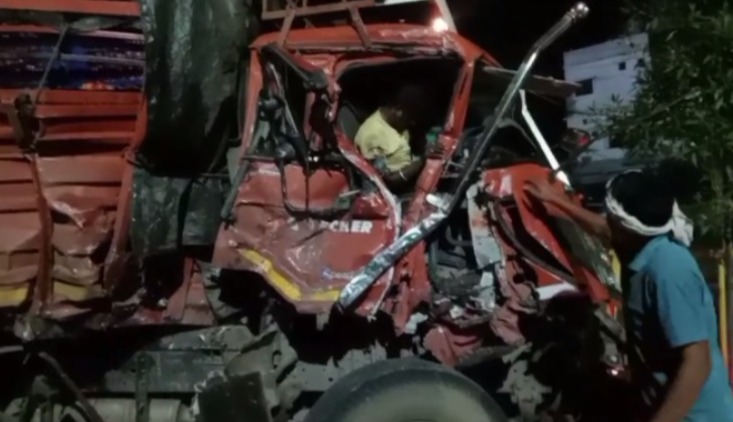 Rajnandgaon Accident : बस और ट्रक में जोरदार भिड़ंत, ट्रक में फंसे ड्राइवर की पुलिस जवानों ने बचाई जान