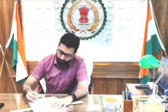 Collector Vinay Kumar Langeh : नवपदस्थ कलेक्टर विनय कुमार लंगेह ने संभाला पदभार, अधिकारी-कर्मचारियों को समय पर आने के निर्देश