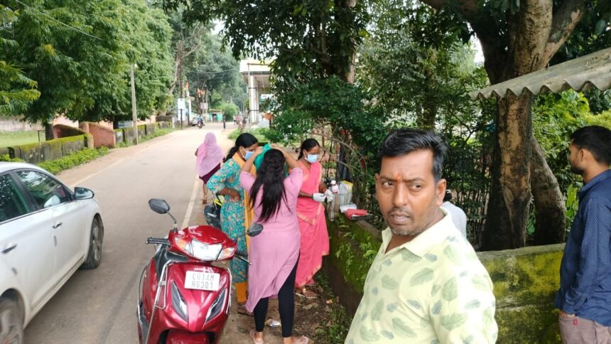 Chhattisgarh : दर्द से तड़प रही प्रेग्नेंट महिला ने सड़क किनारे दिया बच्चे को जन्म, जच्चा-बच्चा दोनों सुरक्षित 