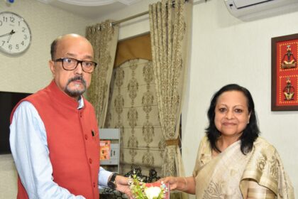 RAIPUR : राज्यपाल रमेन डेका से हेमचंद यादव विश्वविद्यालय के कुलपति ने की मुलाकात, दीक्षांत समारोह का दिया न्योता 