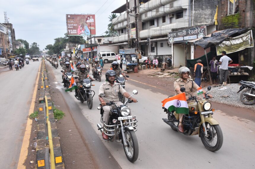 CG NEWS : पुलिस विभाग ने जगदलपुर शहर में निकाला तिरंगा यात्रा, हेलमेट जागरुकता का किया प्रचार