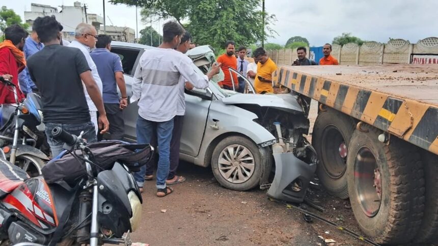 CG ACCIDENT NEWS : स्वतंत्रता दिवस पर भीषण हादसा, खड़ी ट्रेलर से टकराई तेज रफ्तार कार, तीन लोगों की मौत 