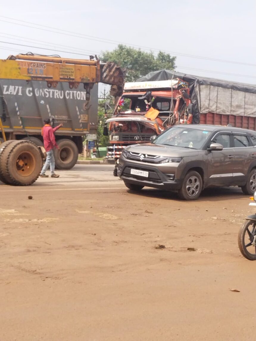 RAIPUR ACCIDENT BREAKING : राजधानी में यहां दो ट्रकों में जोरदार भिड़ंत, कंडक्टर के कटे दोनों पैर