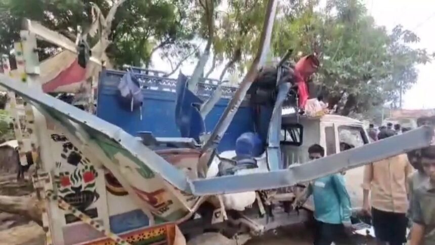 BIG ACCIDENT : रक्षाबंधन मनाने जा रहे 10 लोगों की सड़क हादसे में मौत, बस और मैक्स गाड़ी में जोरदार भिड़ंत, 27 घायल