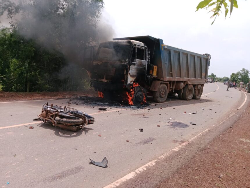  RAIPUR ACCIDENT BREAKING : स्कूल जा रहे बाइक सवार बच्चों को हाईवा ने मारी ठोकर, मौके पर एक की मौत, दूसरा गंभीर, ग्रामीणों ने वाहन में लगाई आग