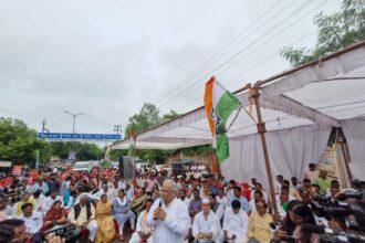 CG BREAKING : हिंडनबर्ग रिपोर्ट पर कांग्रेस का ईडी कार्यालय के बाहर प्रदर्शन जारी, PCC चीफ बैज, पूर्व सीएम बघेल सहित बड़ी संख्या में कांग्रेसी मौजूद 