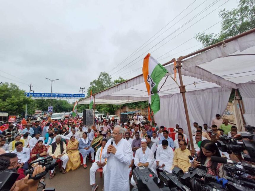 CG BREAKING : हिंडनबर्ग रिपोर्ट पर कांग्रेस का ईडी कार्यालय के बाहर प्रदर्शन जारी, PCC चीफ बैज, पूर्व सीएम बघेल सहित बड़ी संख्या में कांग्रेसी मौजूद 