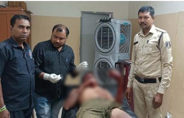 CG NEWS : लकड़ी लेने जंगल गए युवक पर तीन भालुओं ने किया हमला, सांस रोककर लेटने से बची जान, हालत गंभीर 