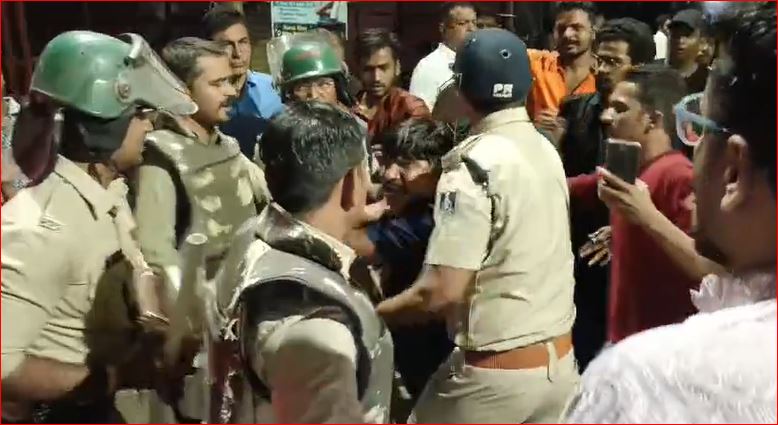 MP NEWS : गणेश प्रतिमा के जुलूस पर पथराव के बाद शहर में मचा हंगामा, हिन्दू संगठन ने किया थाने का घेराव