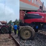 Tractor Viral Video : रेलवे ट्रैक पार करते समय पटरी पर फंसा ट्रैक्टर, लोको पायलट की सूझबूझ से बची लोगों की जान 