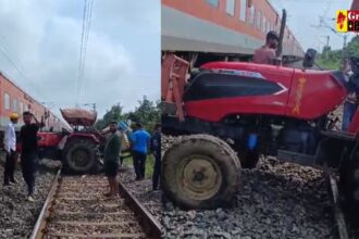 Tractor Viral Video : रेलवे ट्रैक पार करते समय पटरी पर फंसा ट्रैक्टर, लोको पायलट की सूझबूझ से बची लोगों की जान 