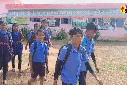 Chhattisgarh : छग में ये कैसा स्कूल.... जहां एक भी शिक्षक नहीं, छात्र-छात्राओं ने किया शाला का बहिष्कार