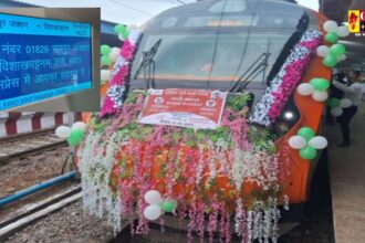 Vande Bharat Train in CG : छत्तीसगढ़ को मिली दूसरी वंदे भारत ट्रेन की सौगात, पीएम मोदी ने हरी झंडी दिखाकर विशाखापट्टनम किया रवाना