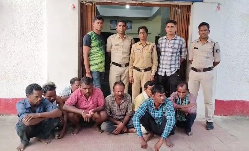 CG CRIME : जंगल में सजी थी जुए की फड़, पुलिस ने मारी रेड, 8 जुआरी गिरफ्तार 