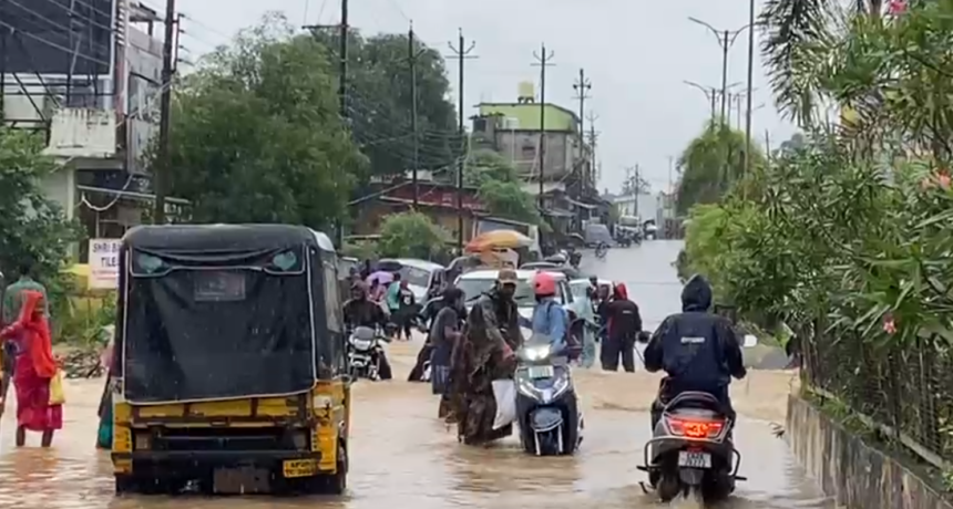 CG NEWS : लगातार हो रही बारिश से जिले में बाढ़ जैसे हालात, NH 30 में कई जगह पानी भरने से लगा जाम 