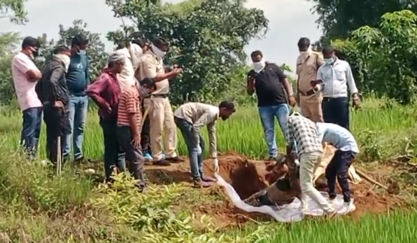 CG BREAKING : खेत में मिली युवक की दफनाई हुई लाश, हत्या की जताई जा रही आशंका