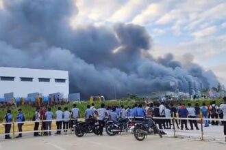 Huge fire at Tata Electronics: टाटा इलेक्ट्रॉनिक्स की फैक्ट्री में बड़ा हादसा, i Phon एक्सेसरीज बनाने वाली यूनिट में लगी आग