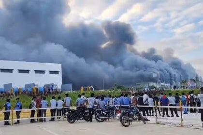 Huge fire at Tata Electronics: टाटा इलेक्ट्रॉनिक्स की फैक्ट्री में बड़ा हादसा, i Phon एक्सेसरीज बनाने वाली यूनिट में लगी आग