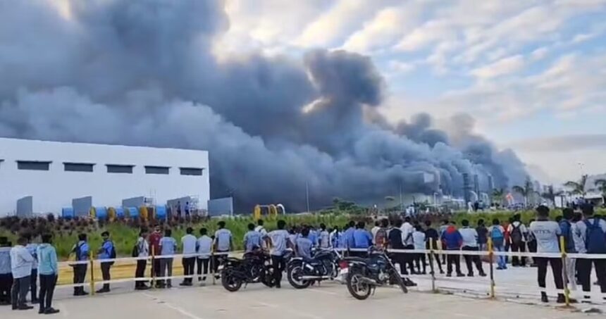 Huge fire at Tata Electronics: टाटा इलेक्ट्रॉनिक्स की फैक्ट्री में बड़ा हादसा, i Phon एक्सेसरीज बनाने वाली यूनिट में लगी आग