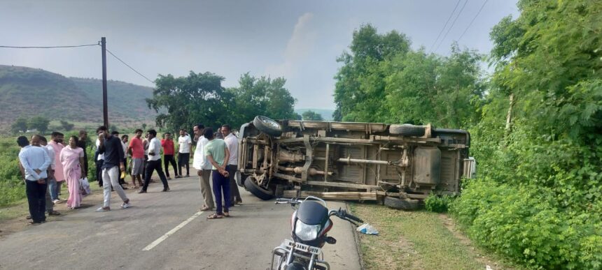 Damoh Accident : तेज रफ्तार तूफान अनियंत्रित होकर पलटी, आधा दर्जन लोग घायल