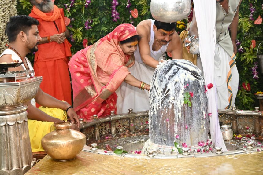 Ujjain News : मुख्यमंत्री डॉ यादव ने भगवान महाकालेश्वर के दर्शन कर पूजन अर्चन किया