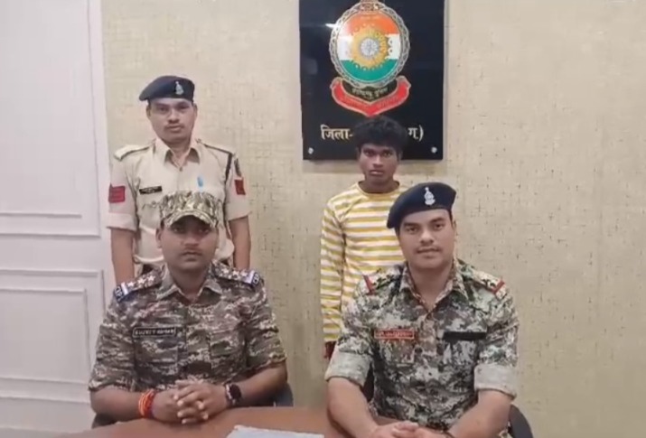 Chhattisgarh : हार्डकोर नक्सली ने किया आतंक से तौबा, पुलिस के सामने किया सरेंडर 