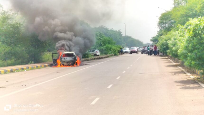 RAIPUR BREAKING : चलती कार में लगी भीषण आग, लोगों में अफरातफरी का माहौल 