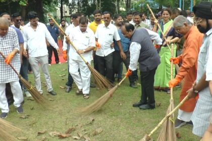 CG NEWS : उप मुख्यमंत्री साव ने स्वच्छता मैराथन को दिखाई हरी झंडी, उद्यान में झाड़ू लगाकर सफाई की, स्वच्छता दीदियों को बांटे किट व साड़ी