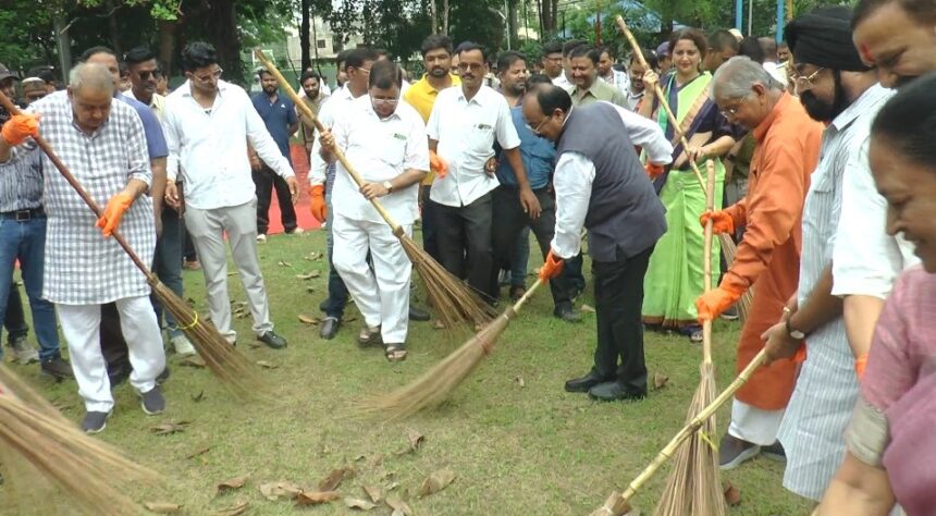 CG NEWS : उप मुख्यमंत्री साव ने स्वच्छता मैराथन को दिखाई हरी झंडी, उद्यान में झाड़ू लगाकर सफाई की, स्वच्छता दीदियों को बांटे किट व साड़ी