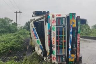 CG ACCIDENT NEWS : अनियंत्रित होकर सड़क पर पलटा कोयले से भरा ट्रेलर, केबिन में फंसे चालक की तड़प तड़प कर हुई मौत