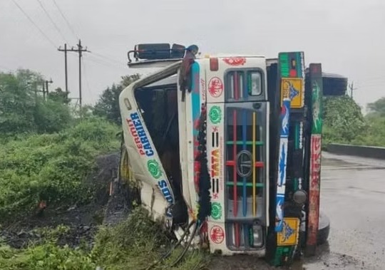 CG ACCIDENT NEWS : अनियंत्रित होकर सड़क पर पलटा कोयले से भरा ट्रेलर, केबिन में फंसे चालक की तड़प तड़प कर हुई मौत