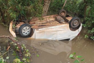 ACCIDENT BREAKING : तेज रफ्तार ऑल्टो कार अनियंत्रित होकर पलटी, एक युवक की मौत, पांच घायल 