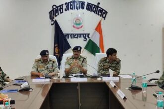 CG BREAKING : सुरक्षाबलों को बड़ी सफलता, 41 लाख इनामी 3 नक्सलियों को मार गिराया, भारी मात्रा में विस्फोटक सामग्री बरामद 