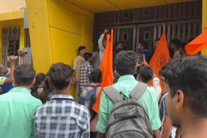 CG BREAKING : स्कूल में जय श्री राम के नारे लगाने पर छात्र को मिली सजा, ABVP ने स्कूल में जड़ा ताला, जमकर की नारेबाजी 