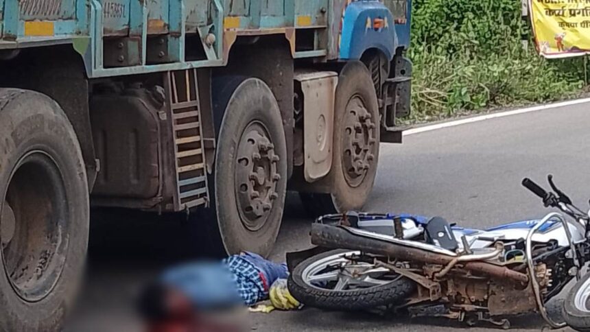 CG ACCIDENT : तेज रफ्तार ट्रक ने बाइक सवार को चपेट में लिया, एक युवक की मौत