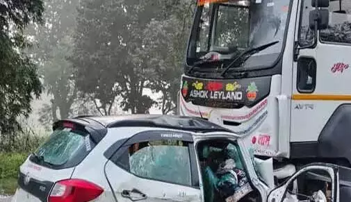 CG Big Accident: ट्रक से टकराई कार, कार चला रहे युवक और सामने बैठी युवती की मौके पर ही मौत